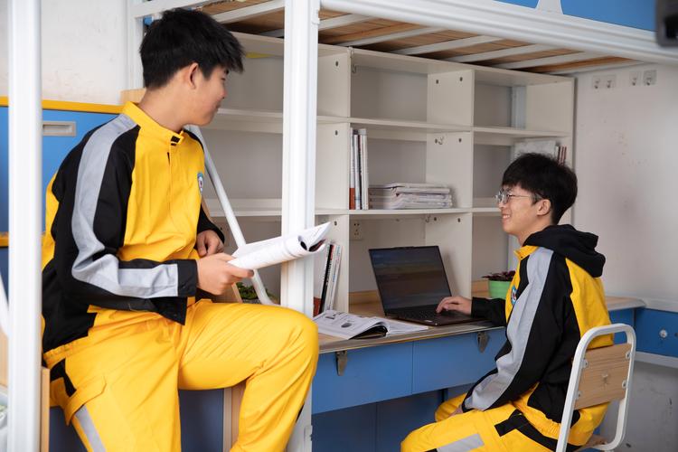 初中毕业男生选什么工作有前景?-图2 初中毕业男生选什么工作有前景?-图2