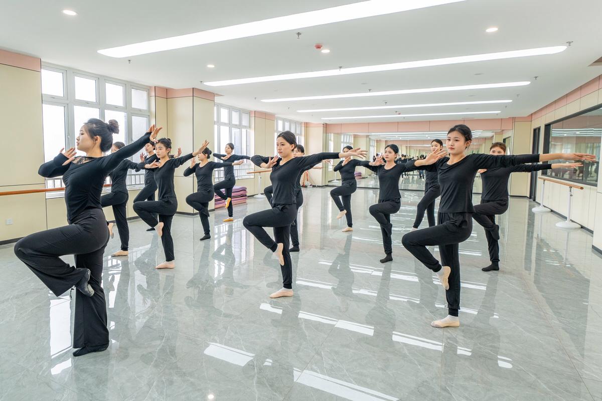 初中毕业女生学什么技术好就业？-图2