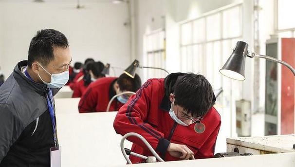 男孩初中毕业学什么技术好就业？-图2