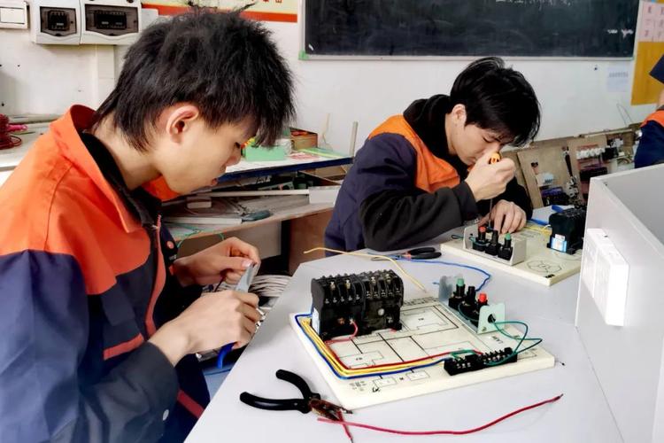初中毕业能报电工培训班学校吗?-图1 初中毕业能报电工培训班学校吗?-图1