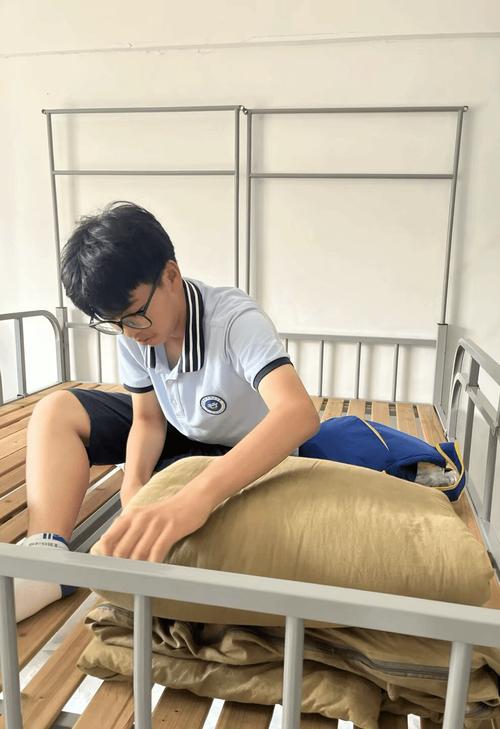 初中学历男生学护理,门槛真的低吗?-图2 初中学历男生学护理,门槛真的低吗?-图2