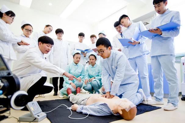 初中学历男生学护理,门槛真的低吗?-图1 初中学历男生学护理,门槛真的低吗?-图1