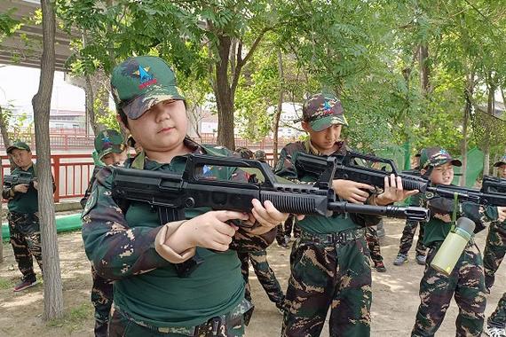 天津小学暑假军事夏令营有何特色？-图1