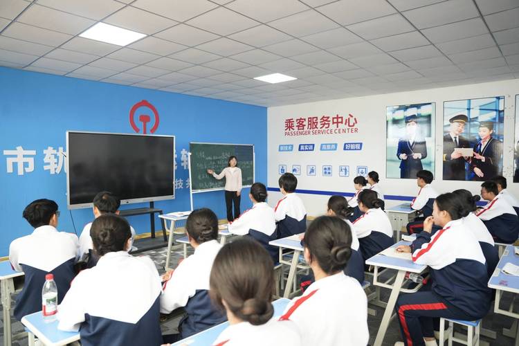 初中毕业读高铁学校，前景如何？-图2