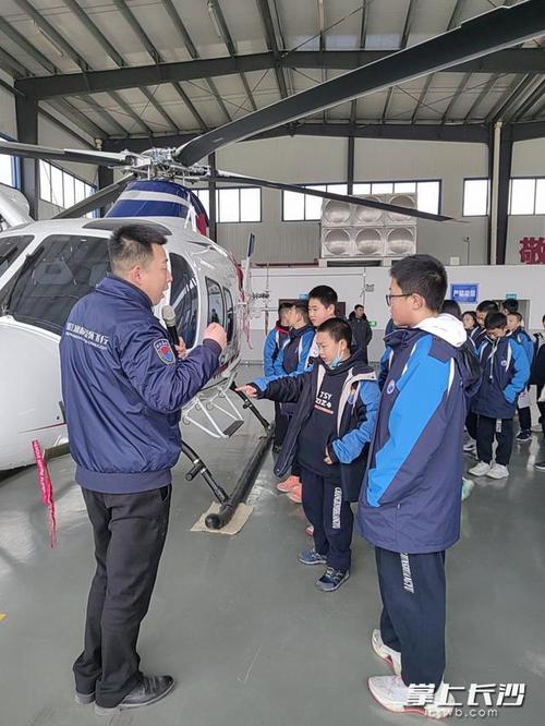 初中毕业能直接学开飞机吗？-图1