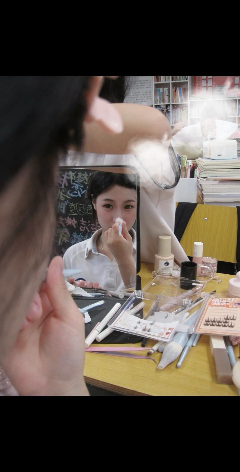 高中化妆需要什么条件-图2 高中化妆需要什么条件-图2