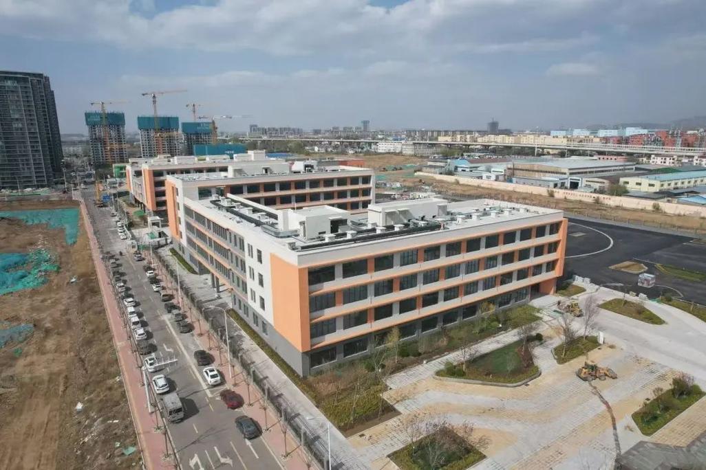 青岛高中学校东部学校-图1